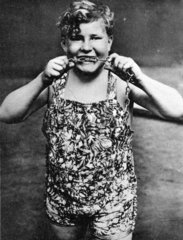 Kind zerbeisst Ketten  1910