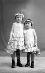 2 Maedchen mit Blumenkraenzen  1910