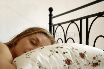 schlafende Frau auf Kopfkissen