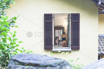 Spanner fotografiert Frau durch das Fenster