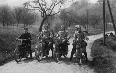 4 Motorradfahrer bei einem Ausflug