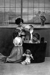 1910 Kind wird von Kindern gebadet