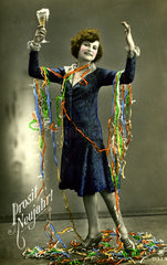 Frau mit Luftschlangen behangen 1920