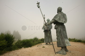 Skulptur zweier Pilger auf dem Jakobsweg - Camino de Santiago