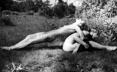 2 Frauen machen nackt Gymnastik