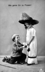 Junge kniet vor Maedchen  1910