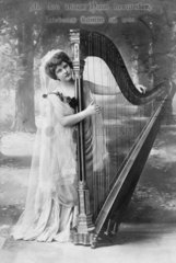 Frau spielt Harfe
