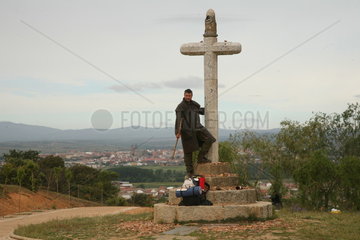 Pilger an Kreuz am Jakobsweg - Camino de Santiago