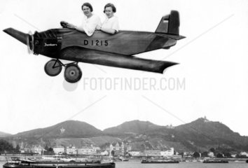 zwei Frauen fliegen in Flugzeug ueber See