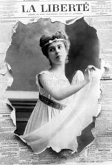Frau in weissem Kleid  1910