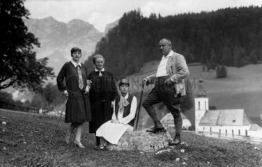 Familienfoto auf einem Berg
