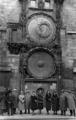 Gruppenfoto vor einer Uhr  Prag