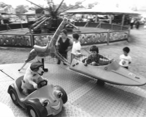 Kind + Hund fahren Karussell