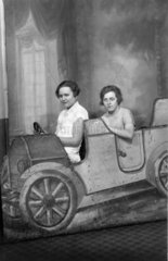 zwei Frauen in Autoattrappe