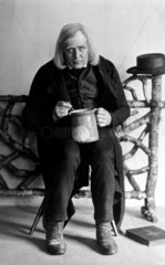 Mann isst aus Topf 1930