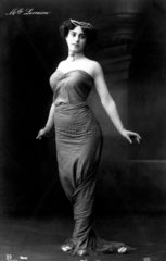Frau mit Kleid  ca. 1920