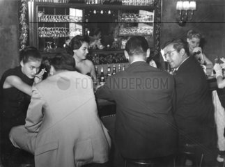 Maenner und Frauen in einer Bar