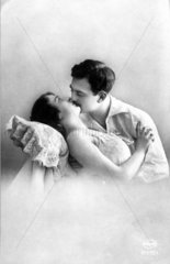 Mann kuesst Frau 1910