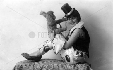 Harlekinfrau mit Stoffaffen  1930