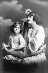Mutter und Tochter posieren mit Anker