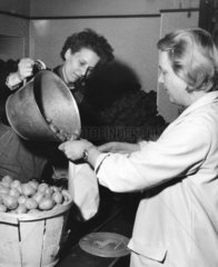 Frau kauft Kartoffeln