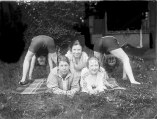 5 Frauen posieren auf einer Wiese