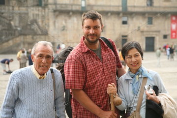 Pilger mit asiatischen Touristen auf Jakobsweg - Camino de Santiago