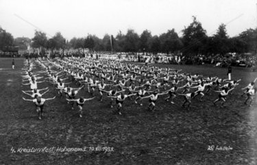 200 machen Gymnastik  1932