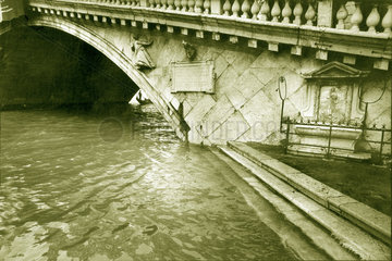 Italien - Detail einer Kanalbruecke in Venedig