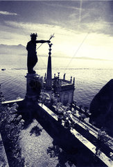 Italien - Lago Maggiore   Isola Bella   Skulptur ragt ueber Bucht