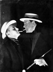 zwei Maenner mit Zigaretten und Hut 1920