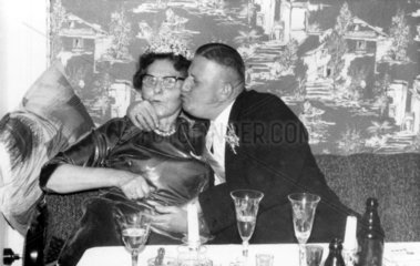 Mann kuesst Frau mit Krone 1950