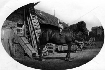 Bauernhof Kind auf Pferd