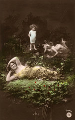 Frau und Kinder posieren im Wald