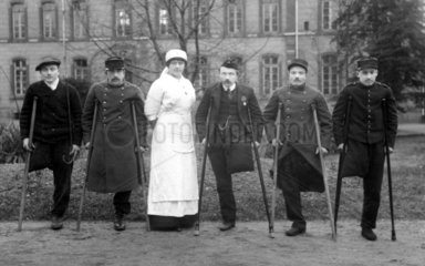 Krankenschwester mit 5 Einbeinigen  1900
