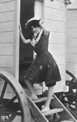 Frau geht in den Umzugswagen  1910