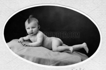 Baby mit Irokesenhaarschnitt  1910