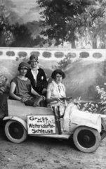 Drei Frauen in Holzauto
