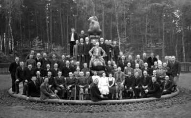 grosse Gruppe mit Skulptur  1920
