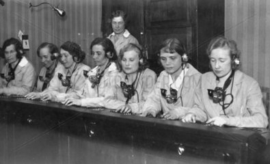 Frauen am Telefon  1930