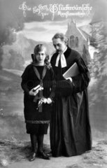 Maedchen mit Pfarrer  1930