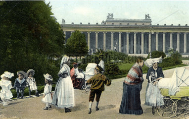 Muetter und Kinder am Lustgarten  Altes Museum  Berlin 1910