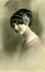 Frau mit Haarschmuck 1900