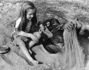 Maedchen und Schimpanse am Strand