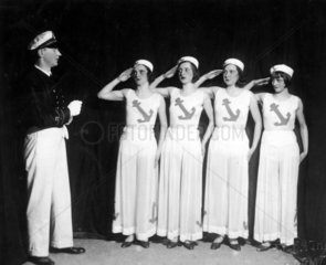 Drei weibliche Matrosen salutieren 1920