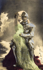 Liebe ist Krieg - Mann in Ritterruestung umarmt Frau