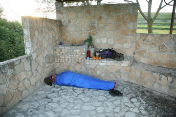Pilger im Schlafsack auf dem Jakobsweg - Camino de Santiago