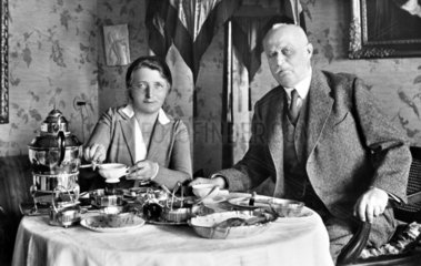 Erich Friedrich Wilhelm Ludendorff mit Frau beim Essen
