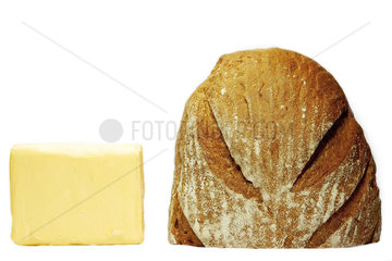 Stueck Butter neben halbem Brot