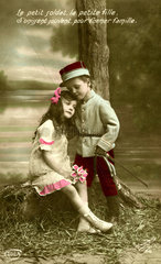 Kindersoldat flirtet mit Maedchen  1920